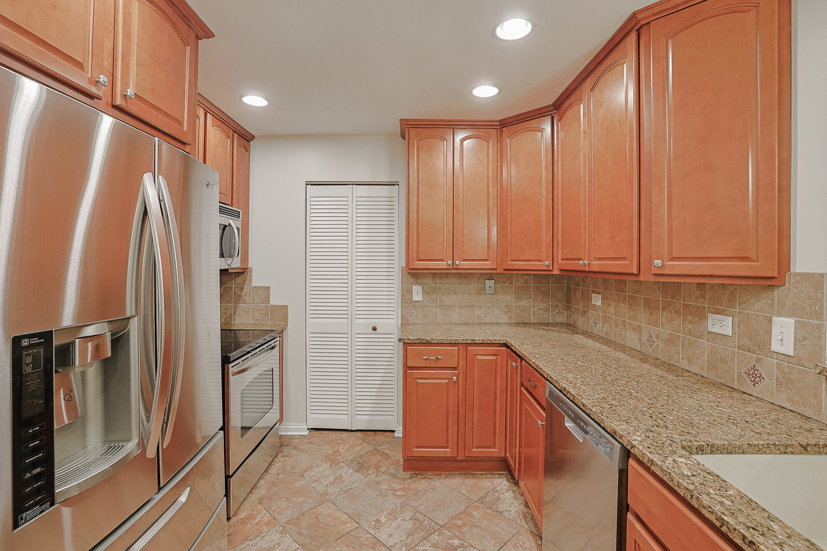 768 N Gary Avenue #103, Carol Stream, IL 60188