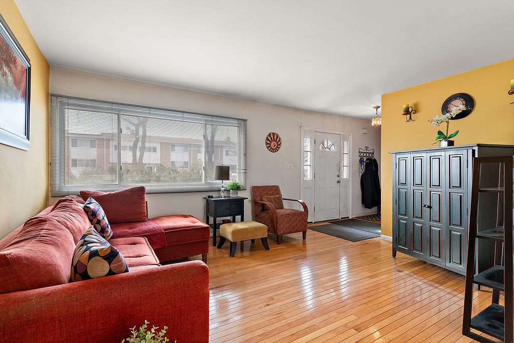 8000 W Lyons Street, Niles, IL 60714