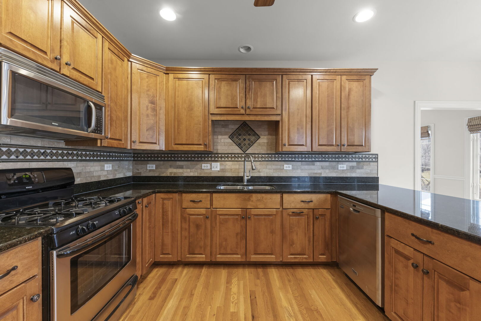 204 Amherst Circle, Oswego, IL 60543