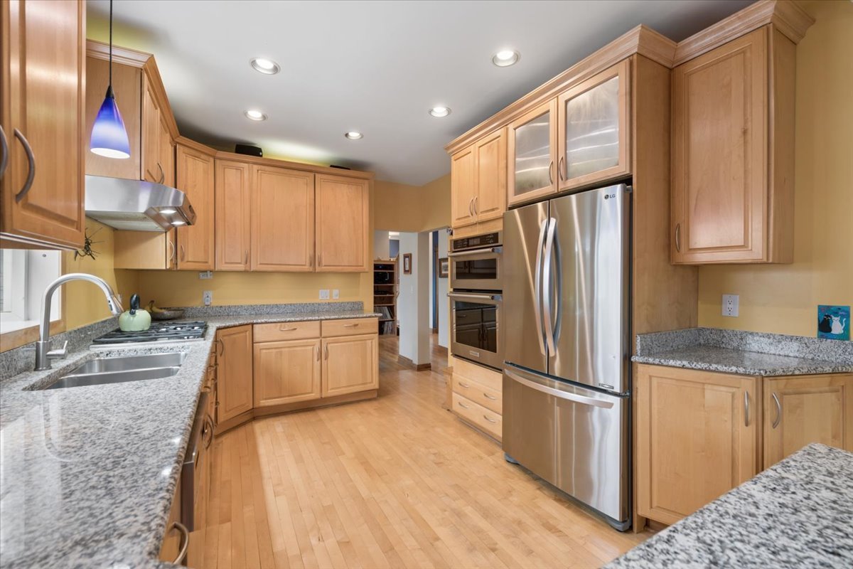 5255 W Ardmore Avenue, Chicago, IL 60646