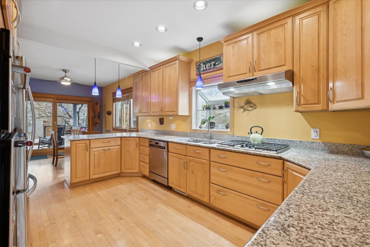 5255 W Ardmore Avenue, Chicago, IL 60646