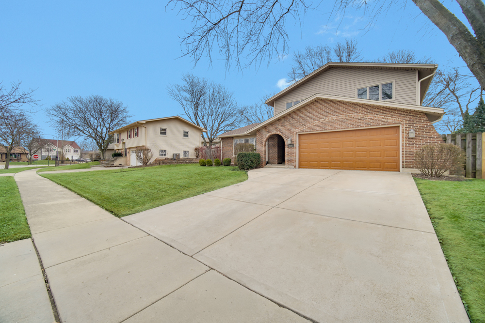 519 Charlestown Drive, Bolingbrook, IL 60440