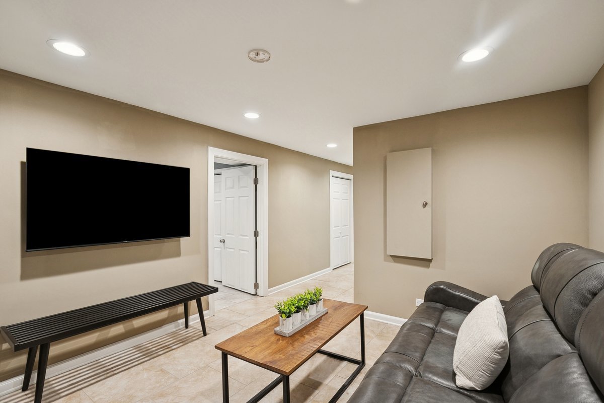 689 E Illinois Road, Lake Forest, IL 60045