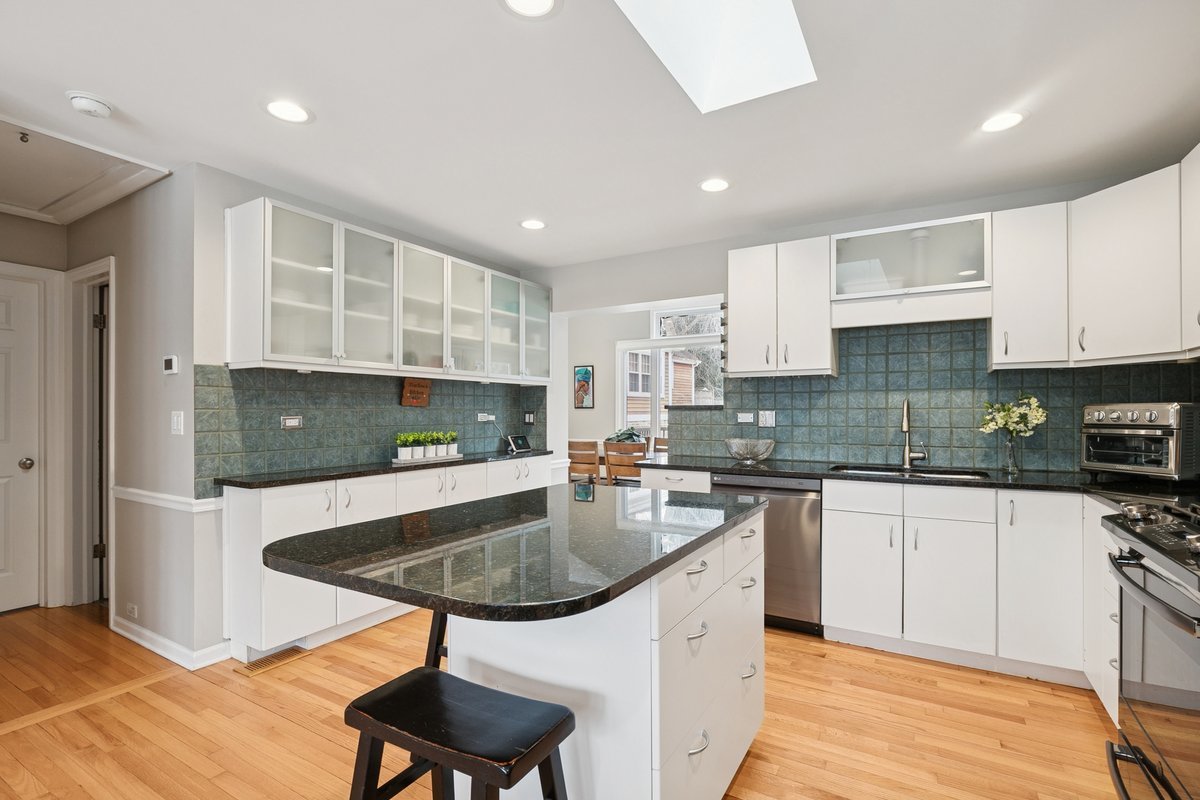 689 E Illinois Road, Lake Forest, IL 60045