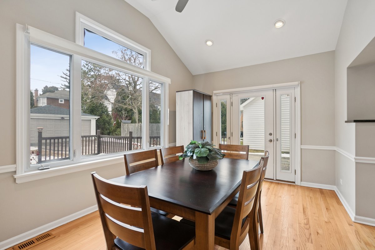 689 E Illinois Road, Lake Forest, IL 60045