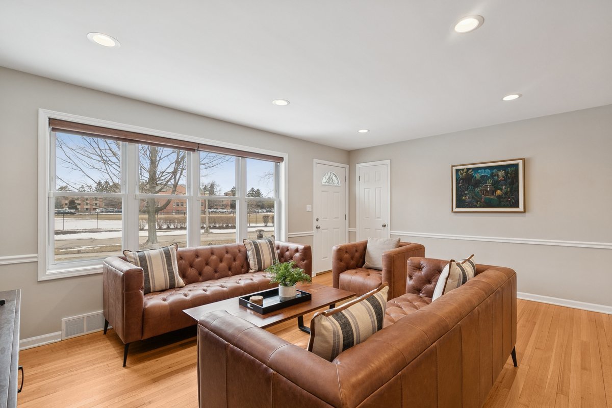 689 E Illinois Road, Lake Forest, IL 60045