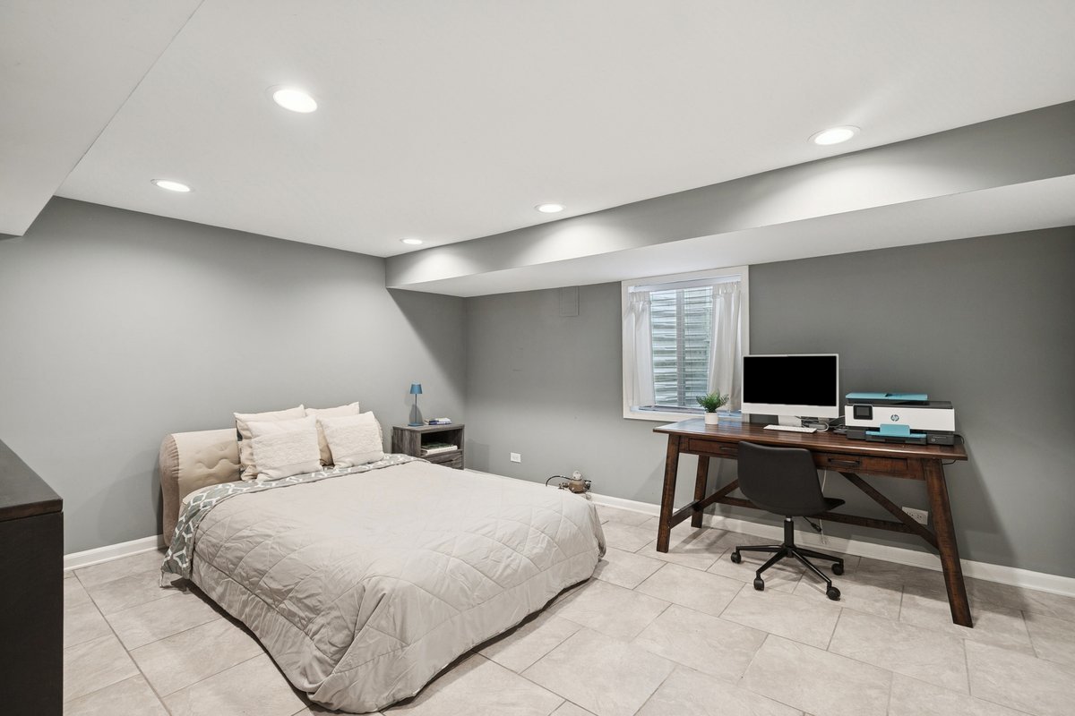 689 E Illinois Road, Lake Forest, IL 60045