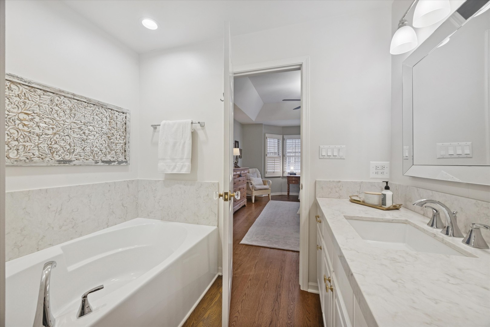 407 W Hillgrove Avenue, La Grange, IL 60525