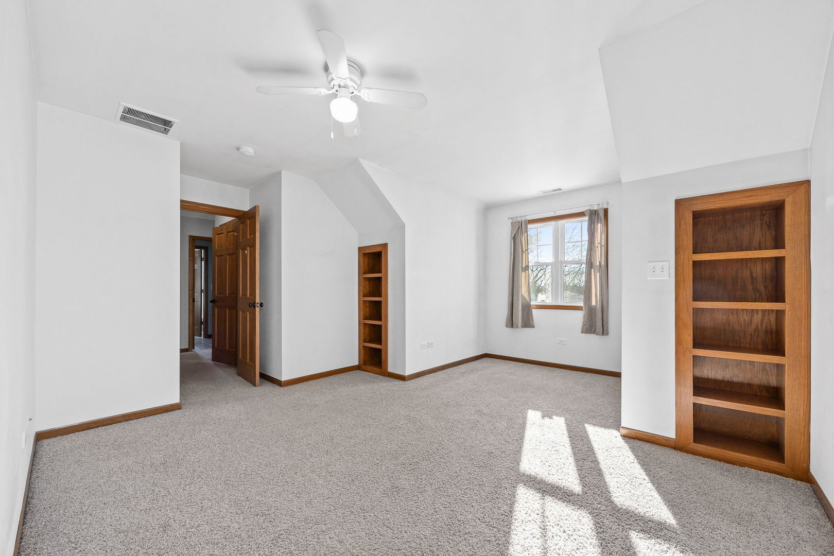 115 S Wilmette Avenue, Westmont, IL 60559