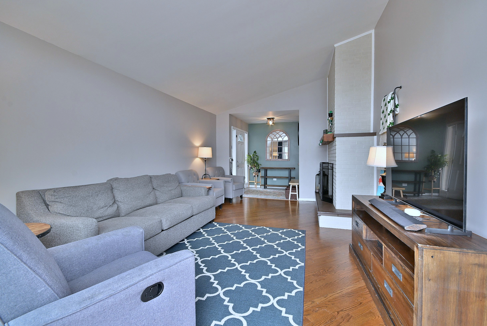 1105 S Euclid Avenue, Villa Park, IL 60181