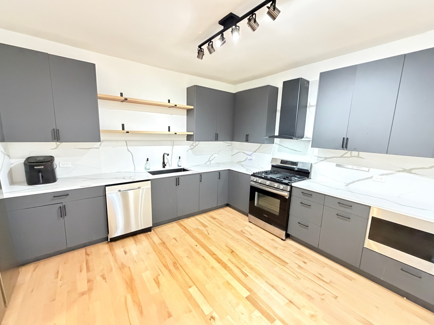 1945 W Thomas Street #1, Chicago, IL 60622