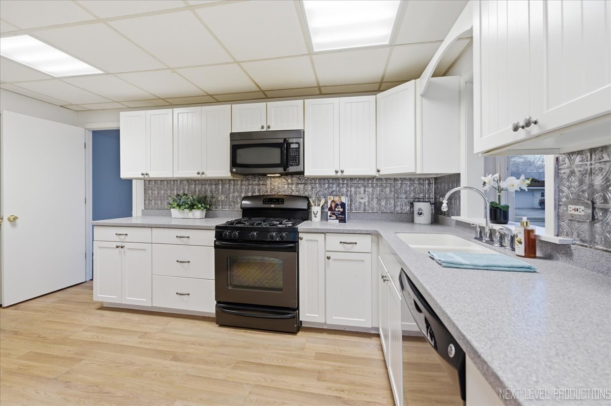 208 W State Street, North Aurora, IL 60542