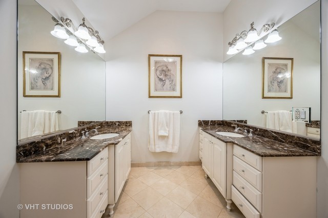 6100 Timber Ridge Court, Indian Head Park, IL 60525