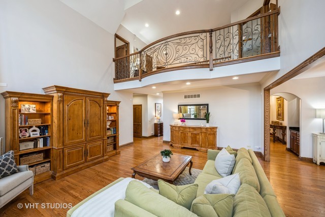 6100 Timber Ridge Court, Indian Head Park, IL 60525