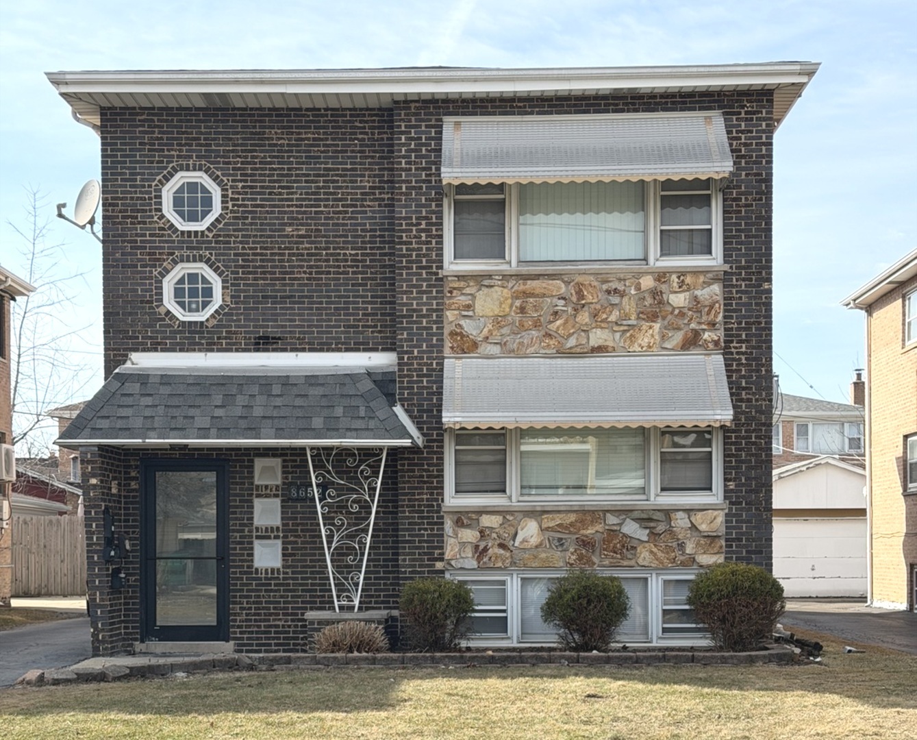 8652 S Leamington Street, Burbank, IL 60459