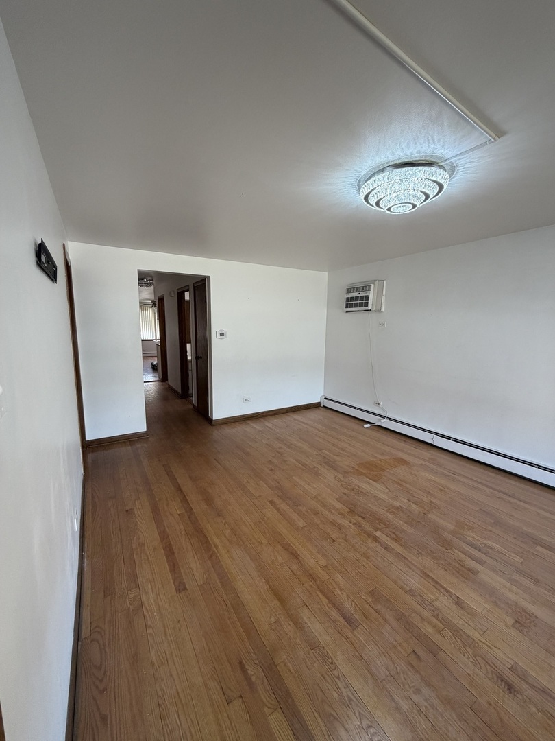 8652 S Leamington Street, Burbank, IL 60459