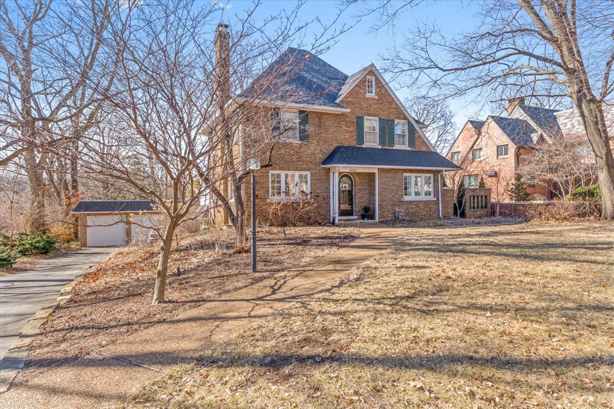 2121 Illini Road, Springfield, IL 62704