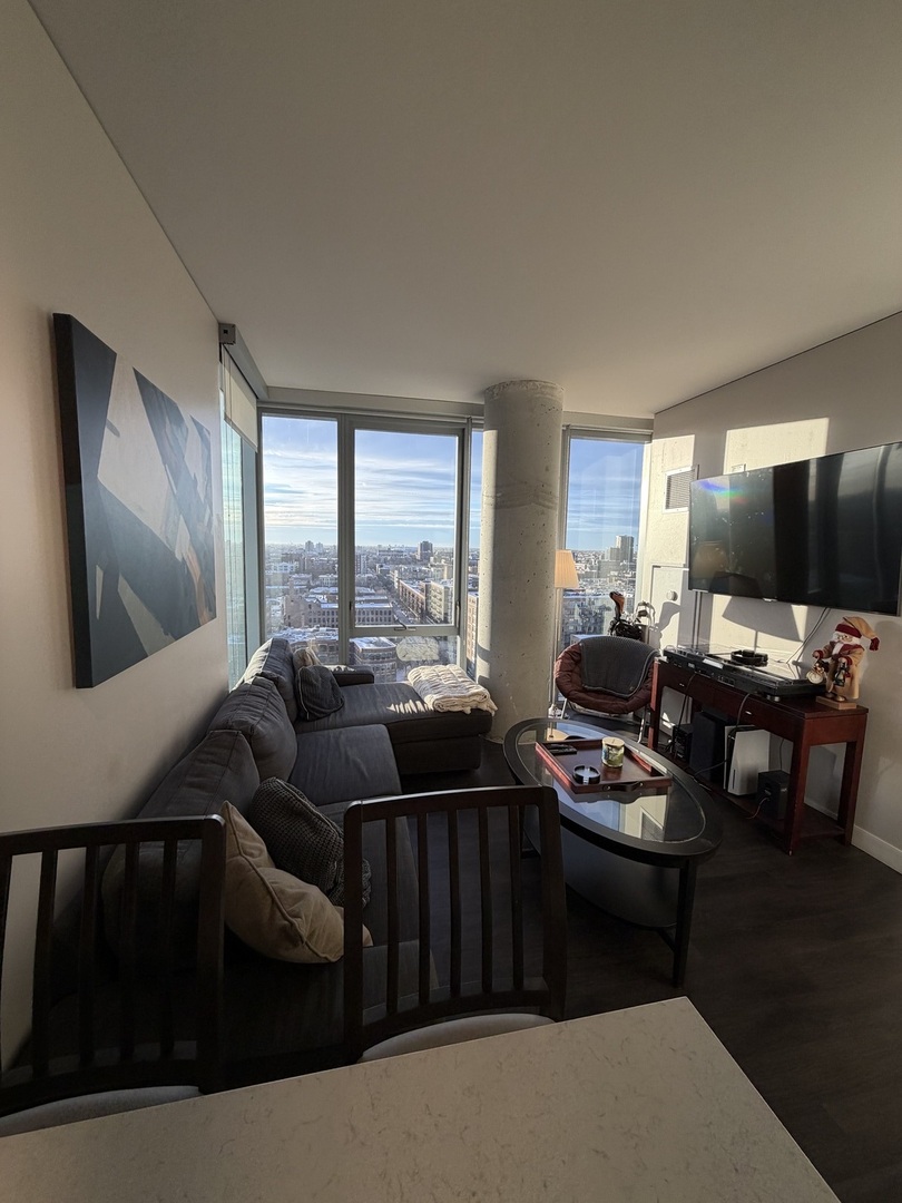 205 S Peoria Street #1515, Chicago, IL 60607