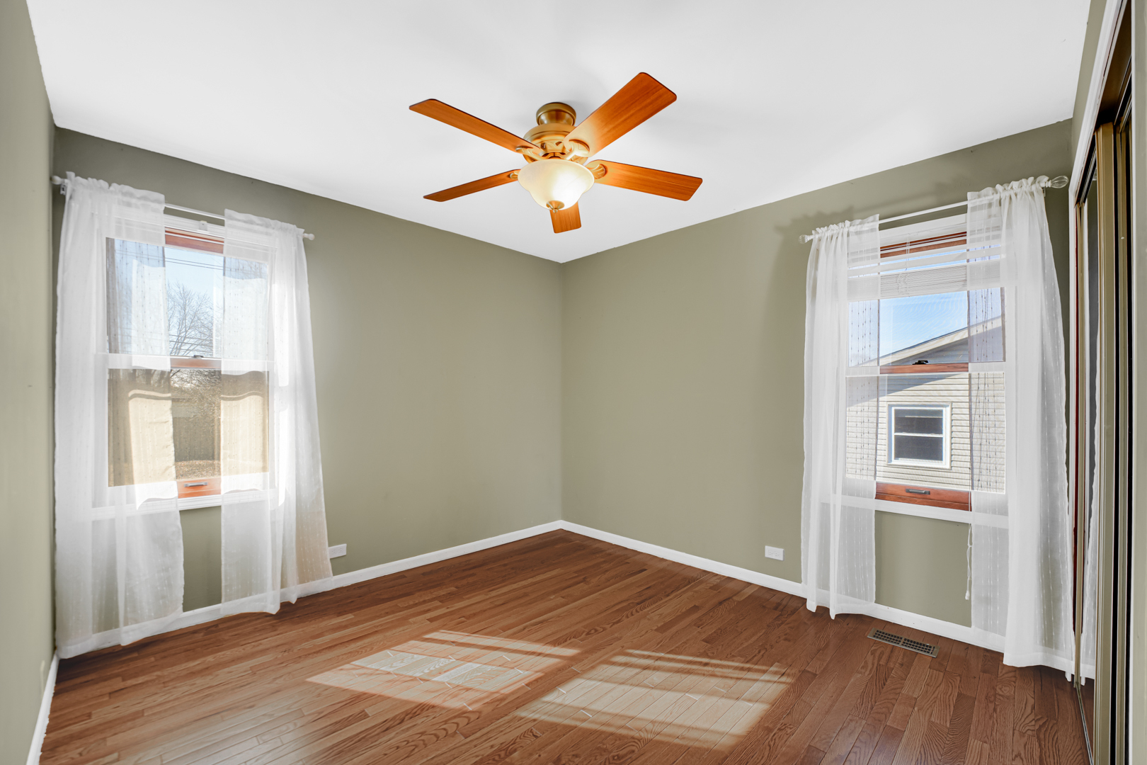 2713 Forest Glen Parkway, Woodridge, IL 60517