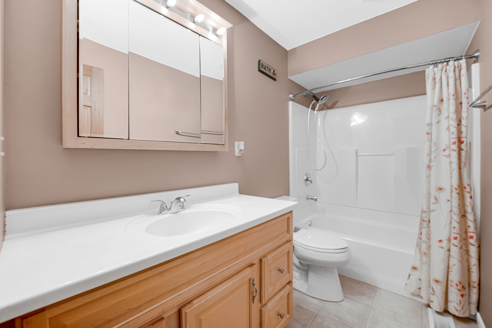 2713 Forest Glen Parkway, Woodridge, IL 60517