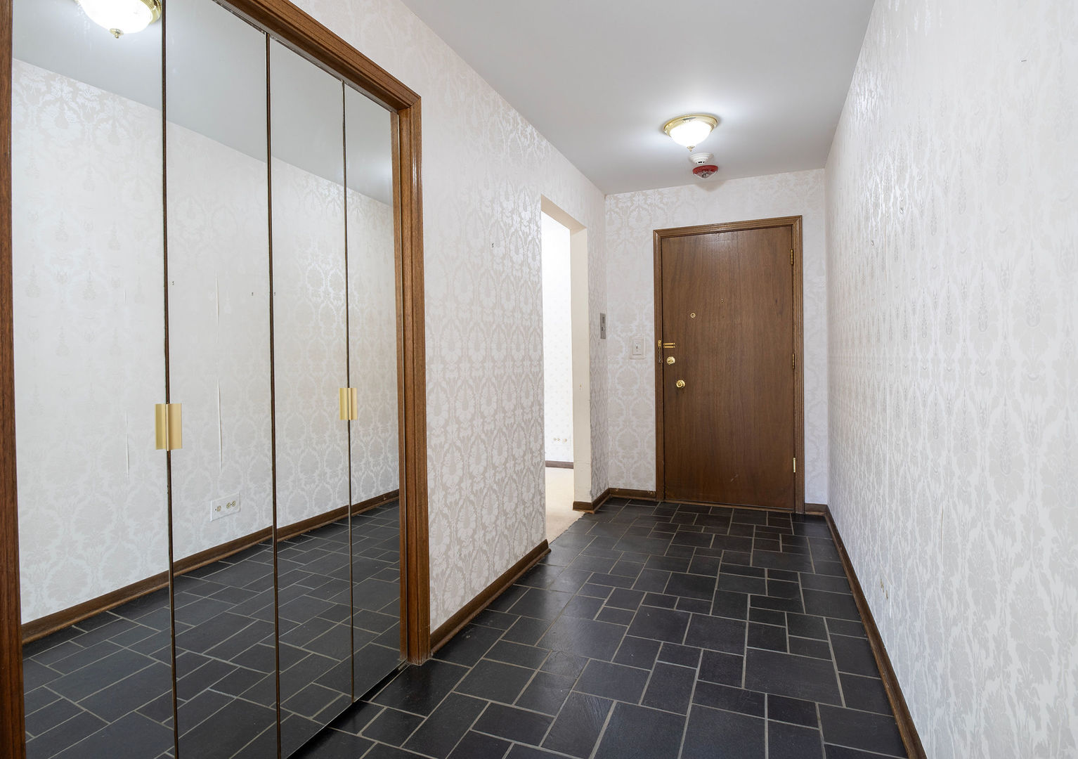 2500 Archbury Lane #1A, Park Ridge, IL 60068