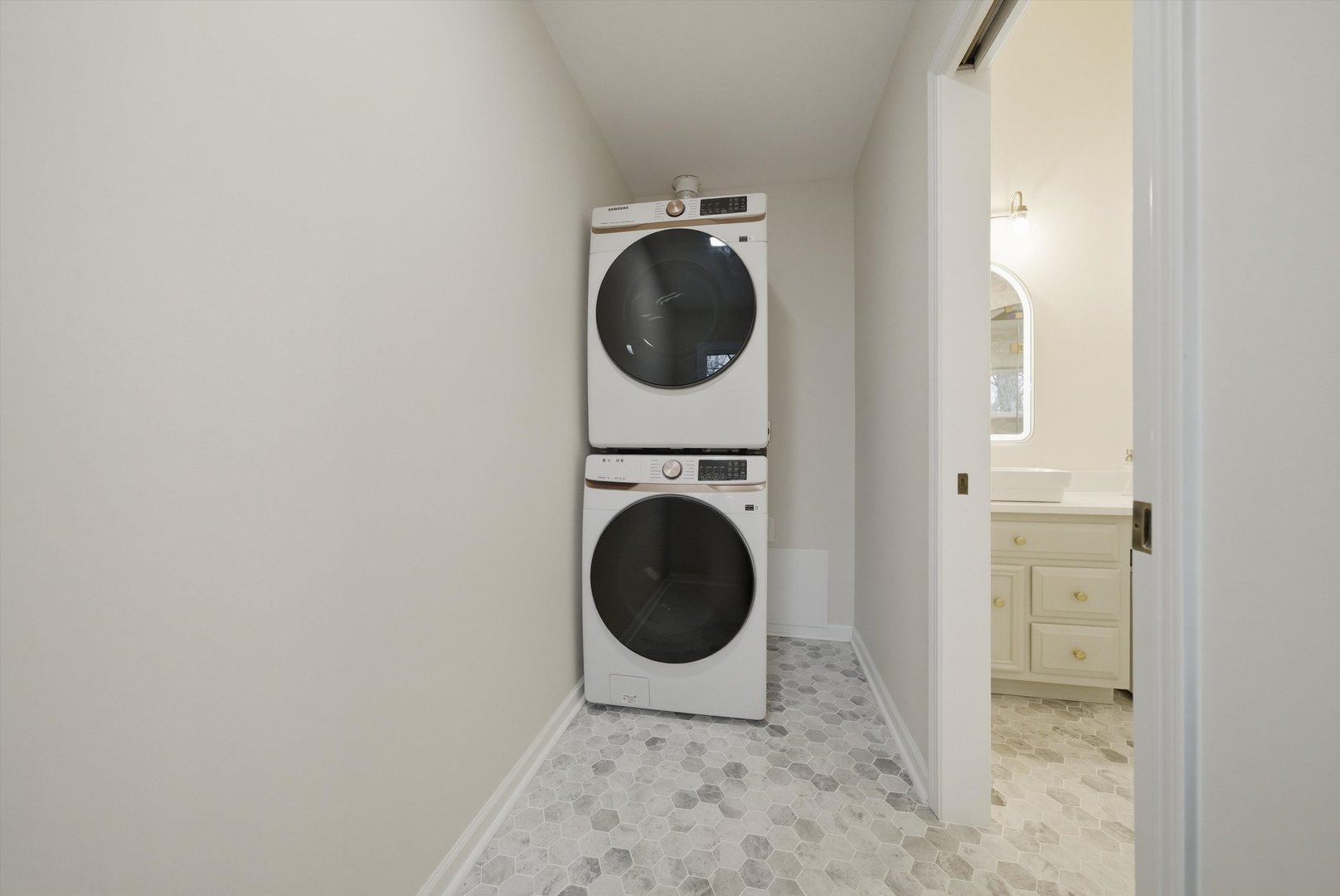 55 OAK CREEK Drive, Yorkville, IL 60560