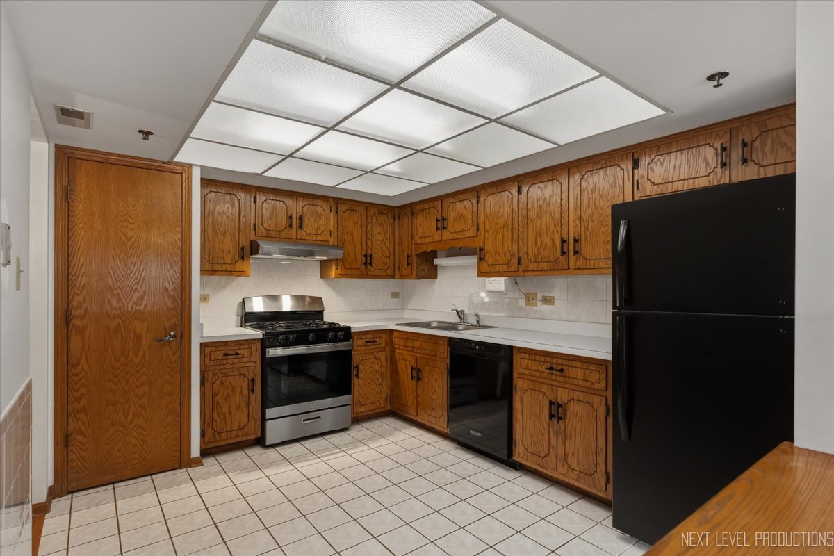 9050 Del Prado Drive #1S, Palos Hills, IL 60465