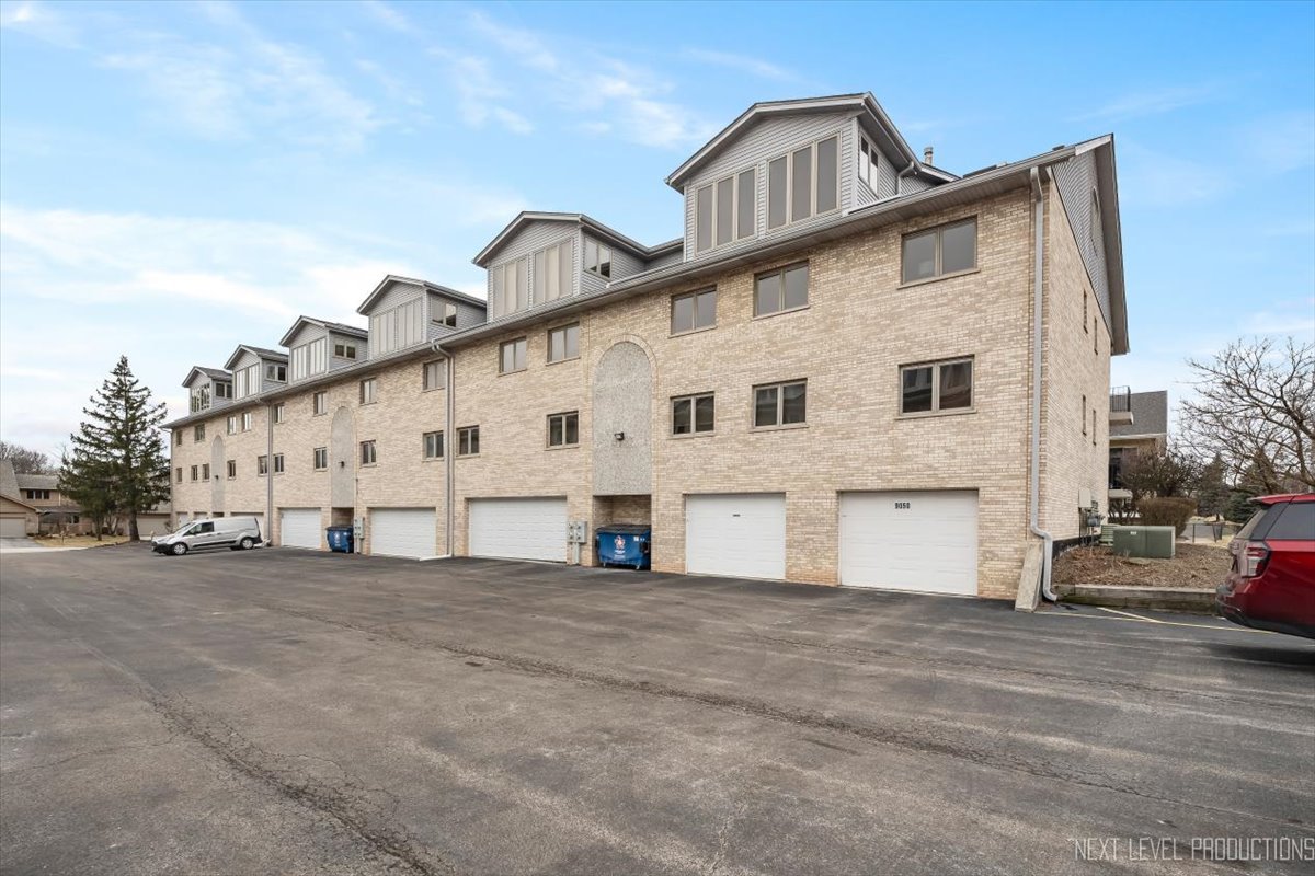 9050 Del Prado Drive #1S, Palos Hills, IL 60465