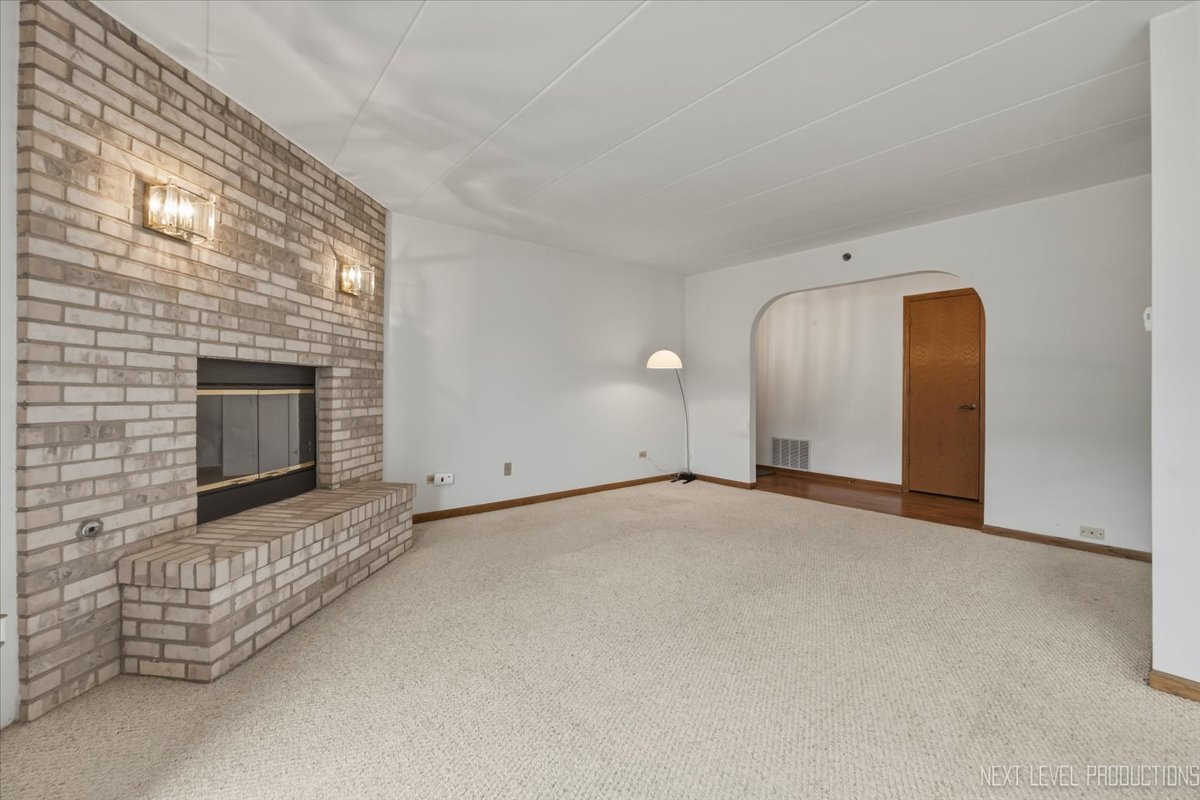 9050 Del Prado Drive #1S, Palos Hills, IL 60465