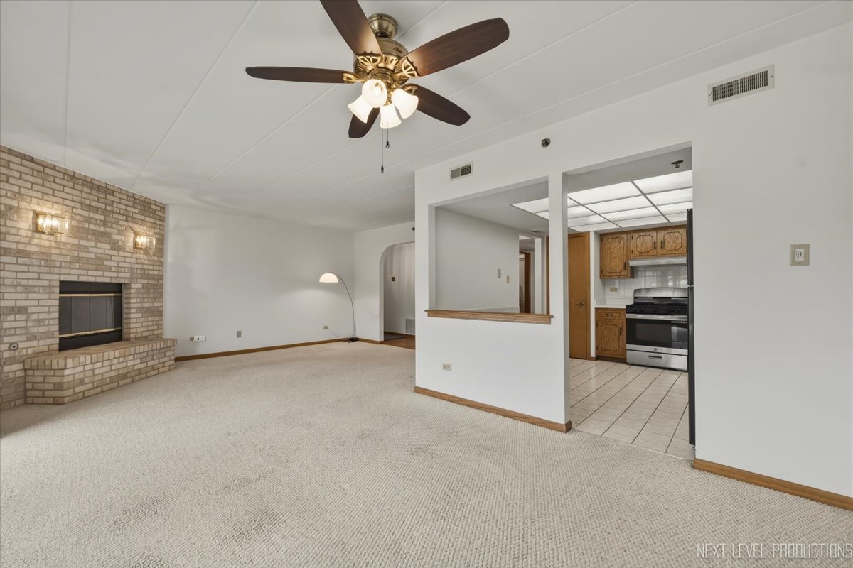 9050 Del Prado Drive #1S, Palos Hills, IL 60465