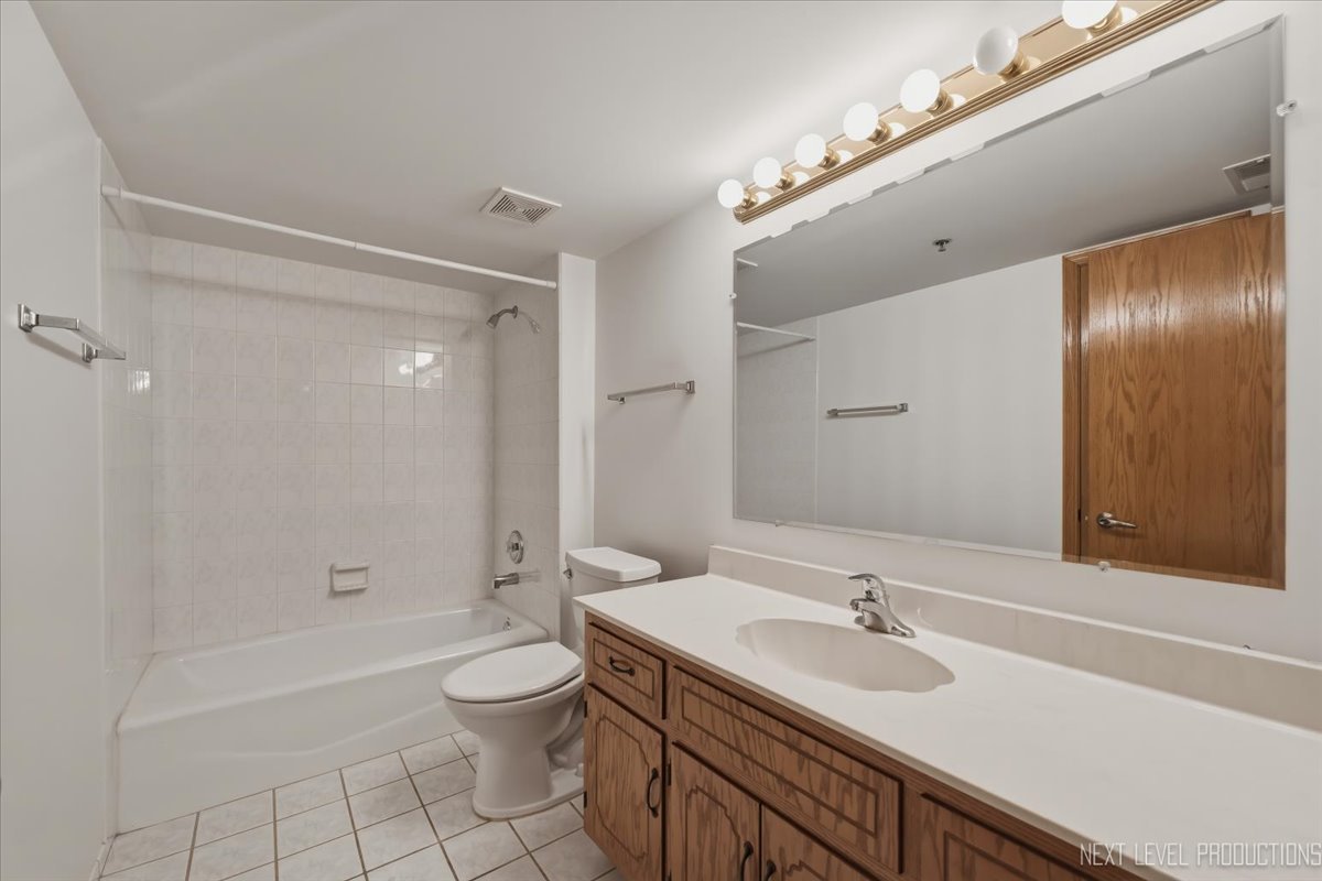 9050 Del Prado Drive #1S, Palos Hills, IL 60465