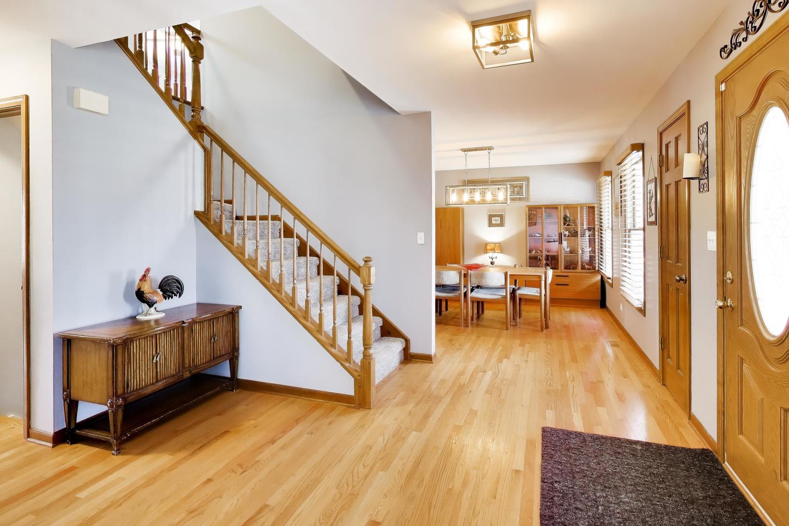 850 Tartans Drive, West Dundee, IL 60118