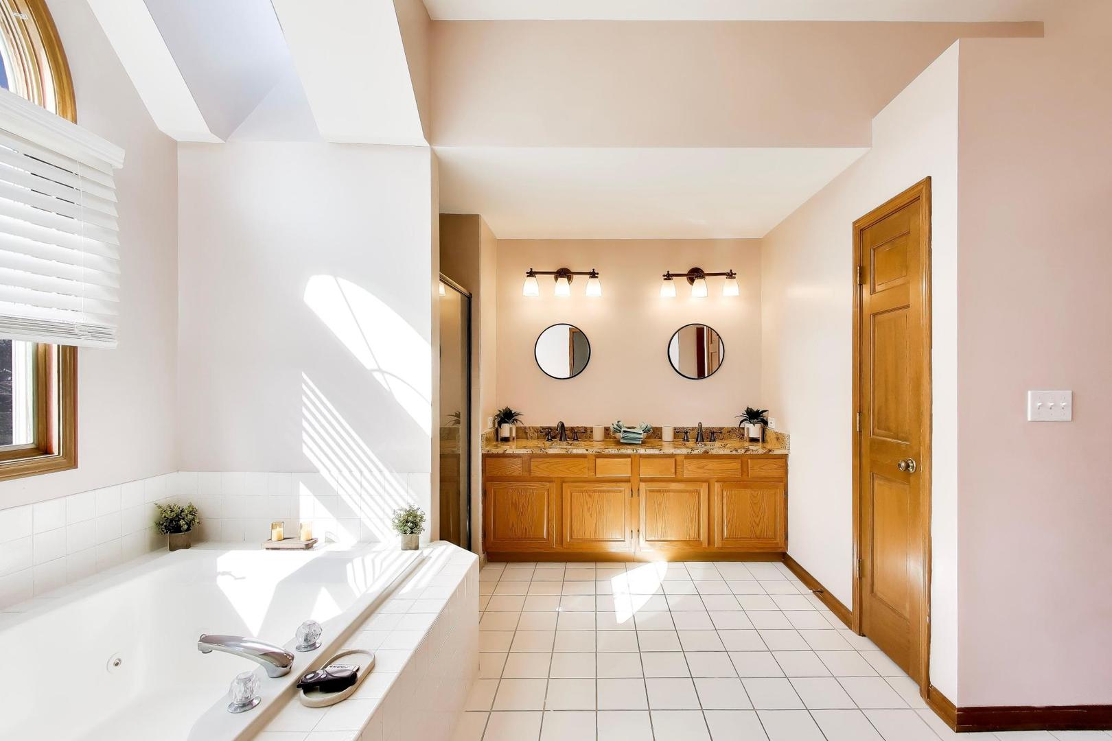 850 Tartans Drive, West Dundee, IL 60118