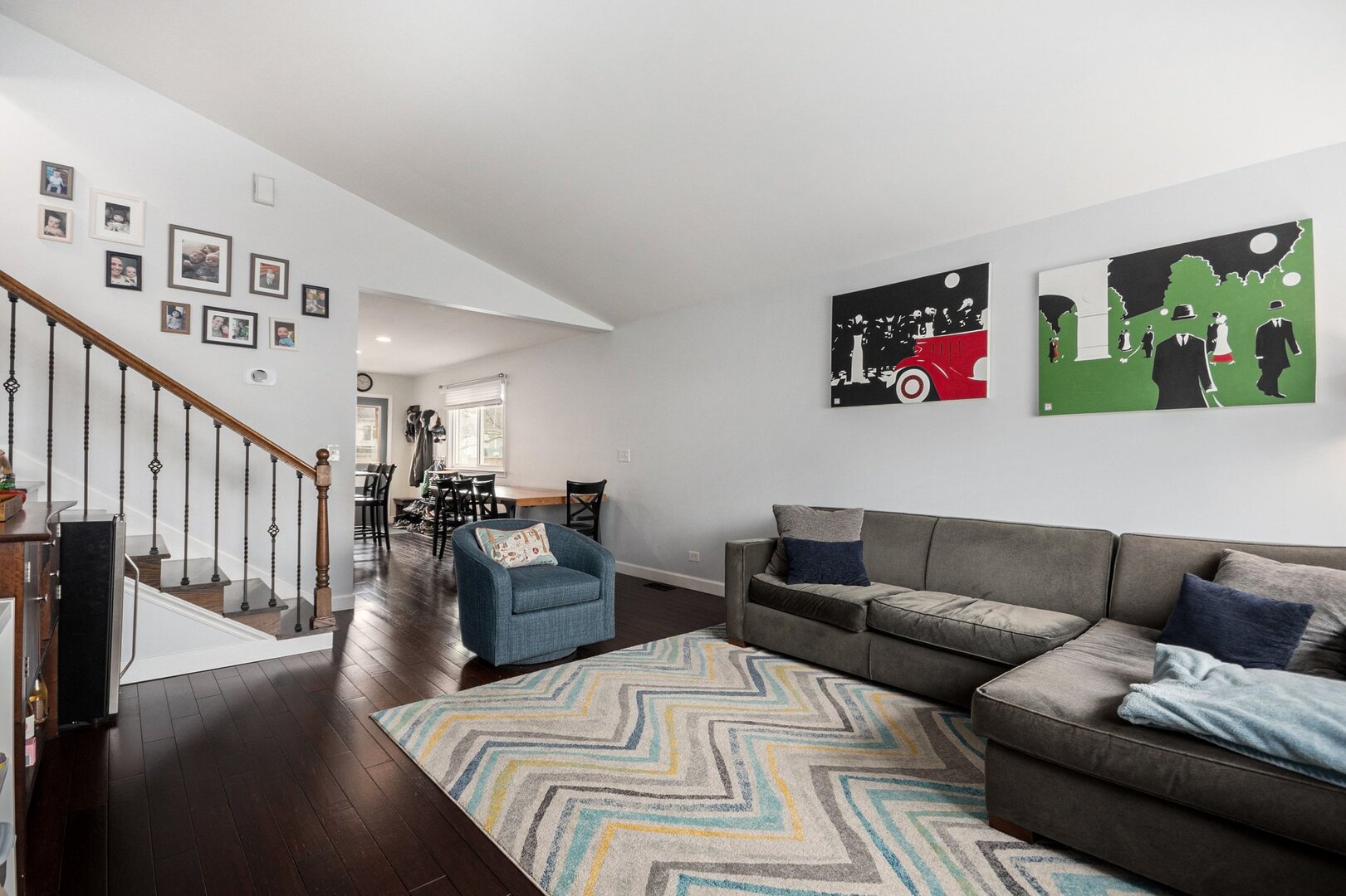 566 W Comstock Avenue, Elmhurst, IL 60126