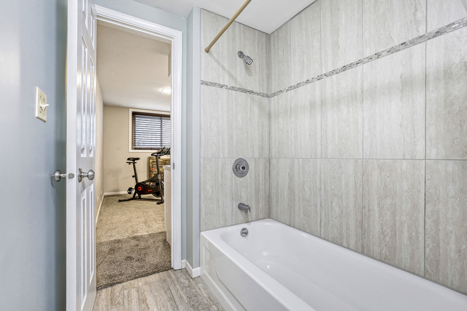 4175 Victoria Drive, Hoffman Estates, IL 60192