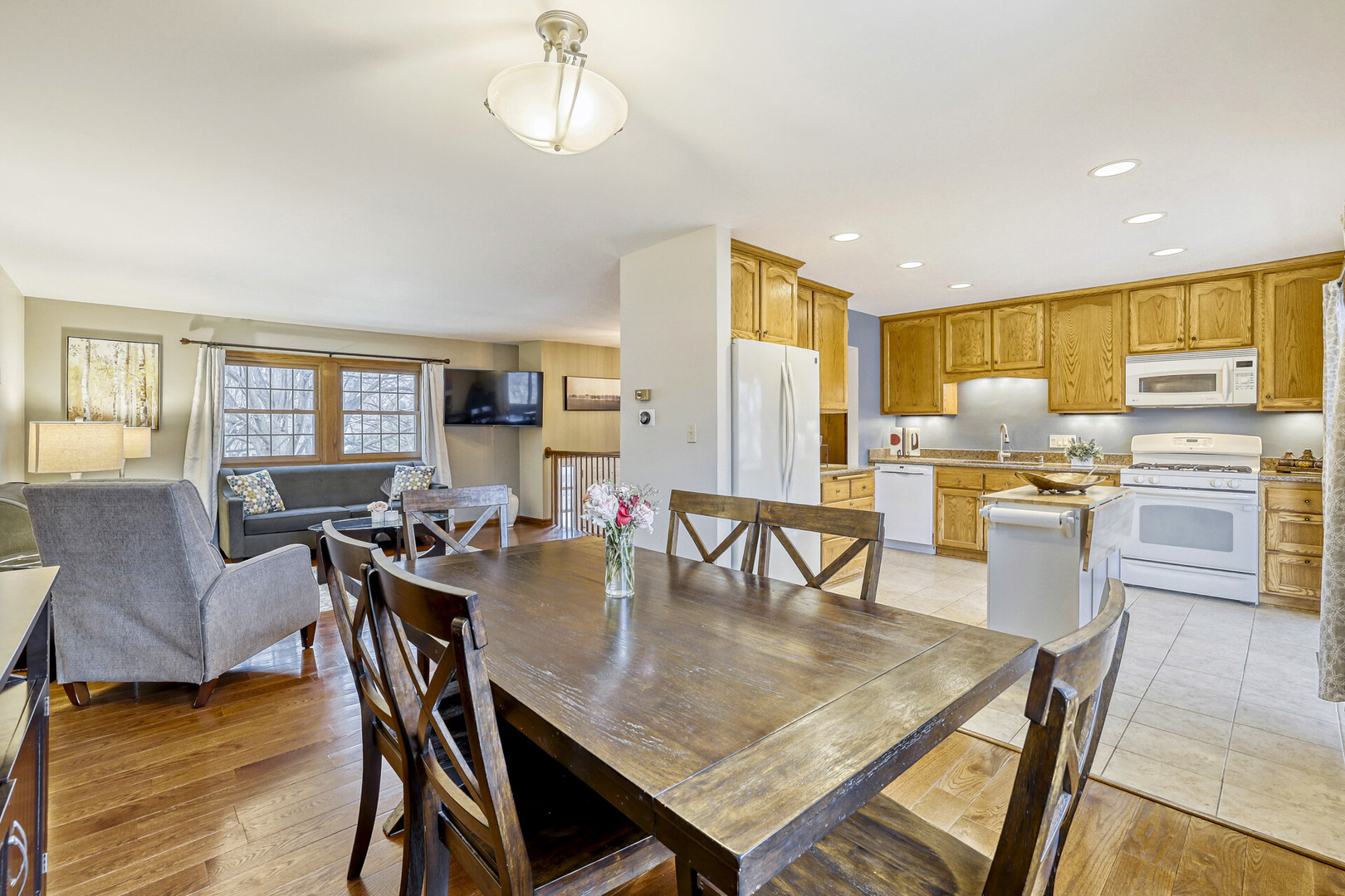 4175 Victoria Drive, Hoffman Estates, IL 60192