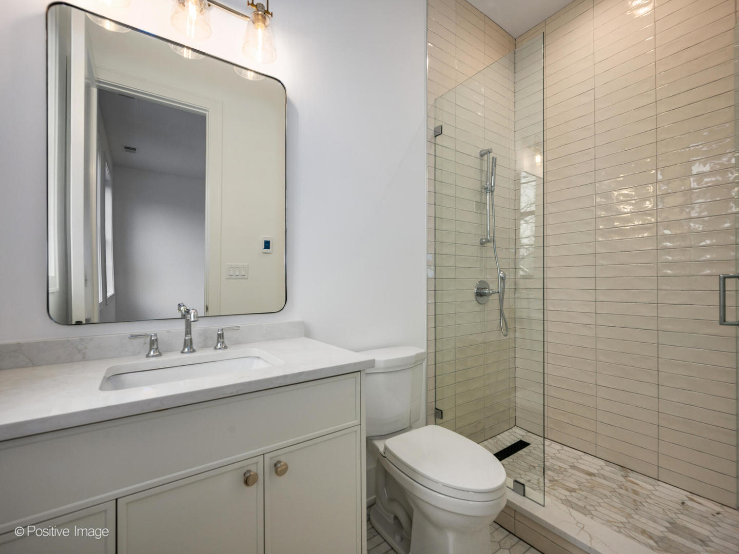 1228 W Wellington Avenue, Chicago, IL 60657