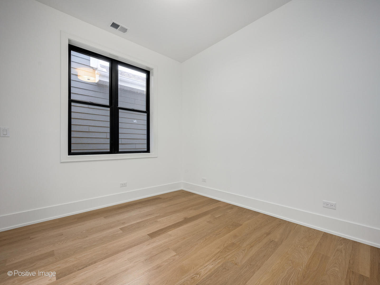 1228 W Wellington Avenue, Chicago, IL 60657