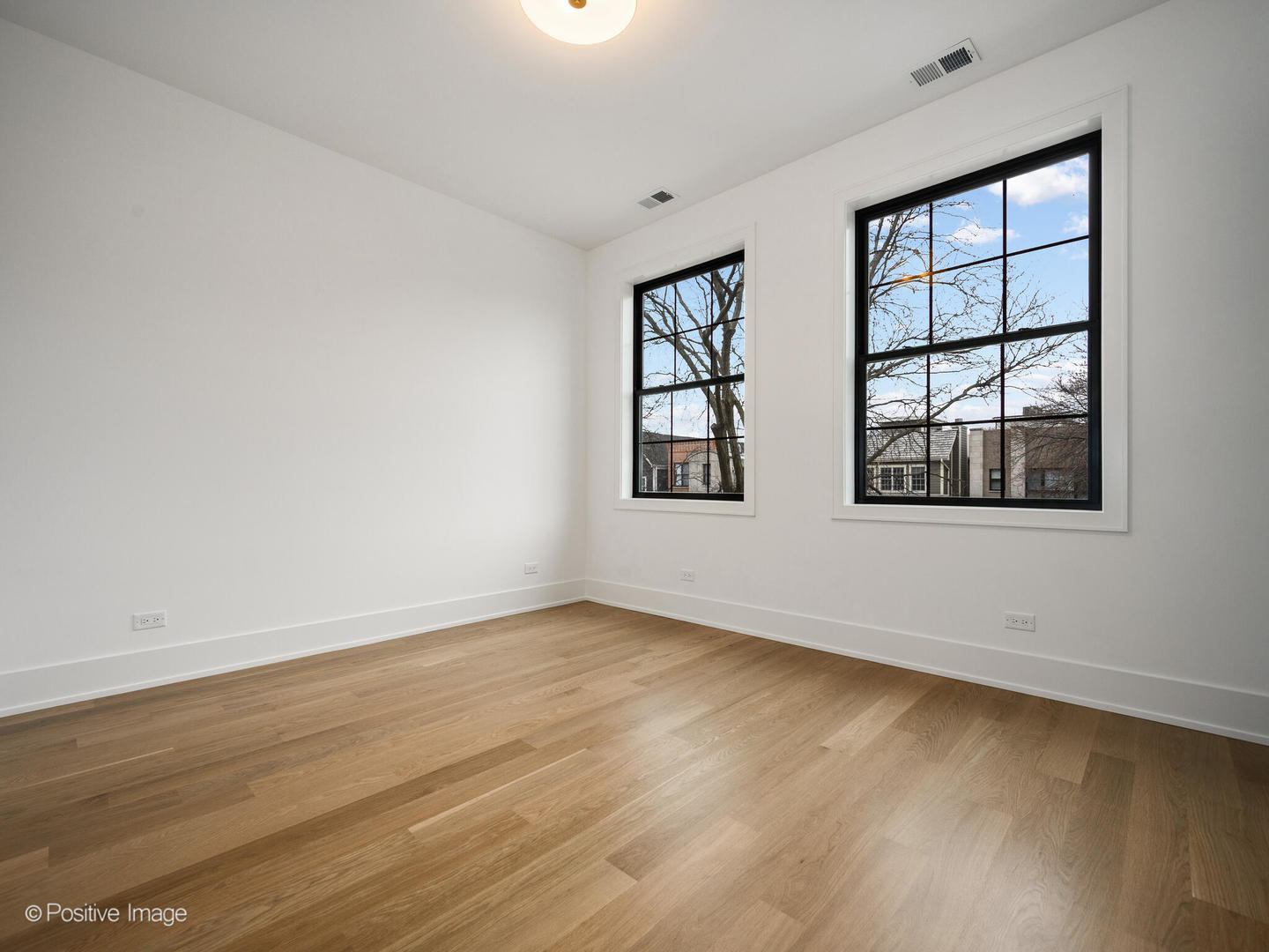 1228 W Wellington Avenue, Chicago, IL 60657