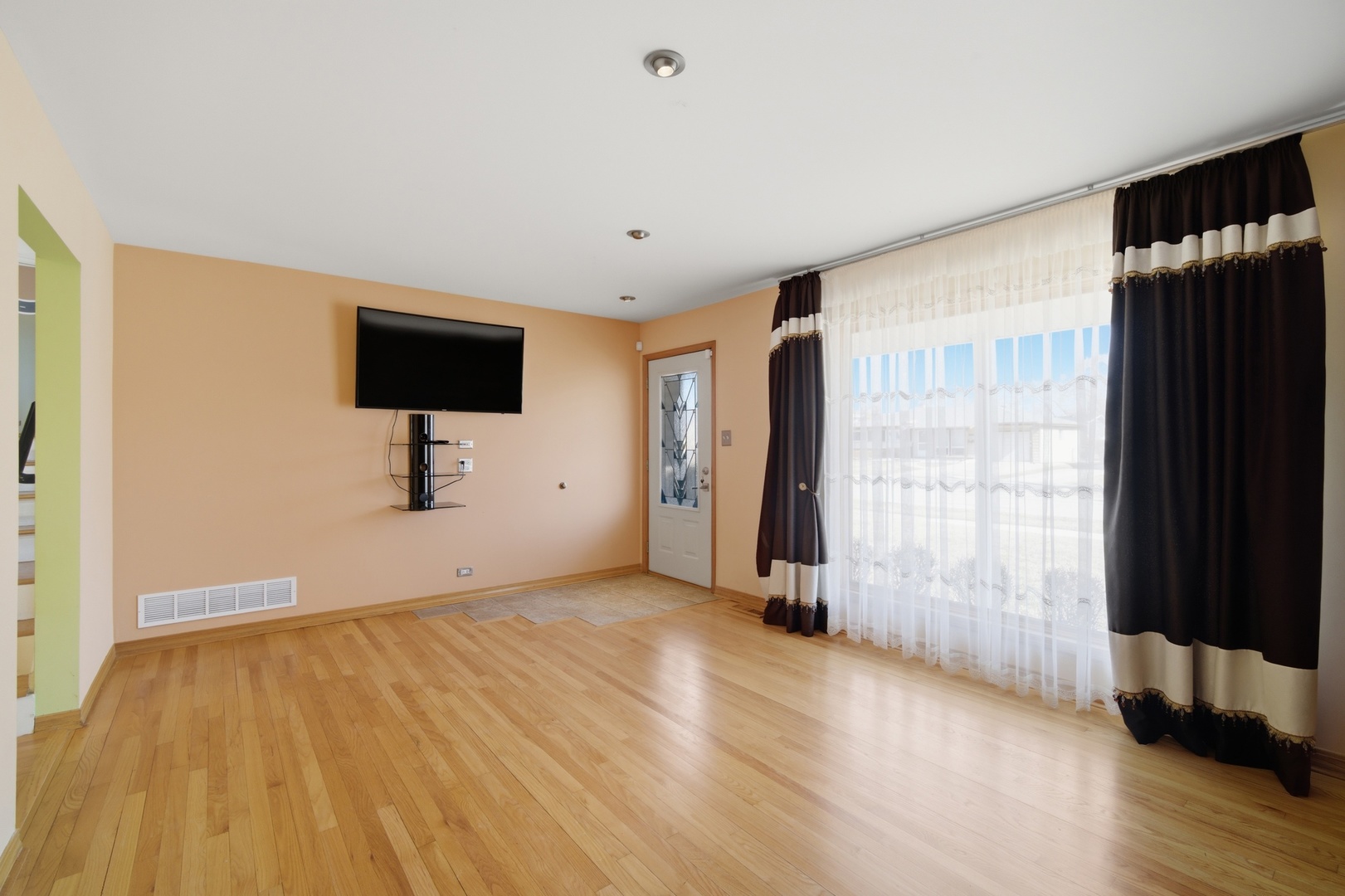 434 S Yale Avenue, Addison, IL 60101