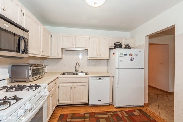 7050 Brighton Court #101, Woodridge, IL 60517