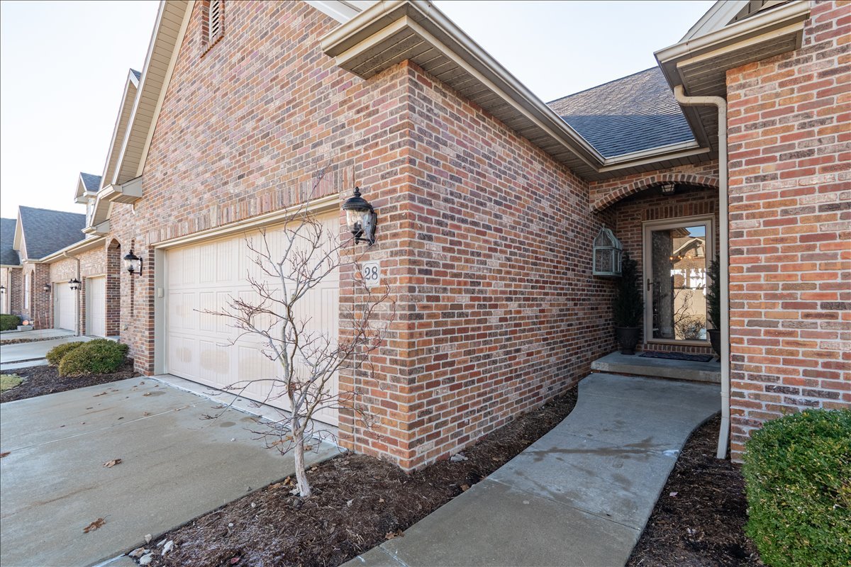 28 Prairie Vista Court, Bloomington, IL 61704