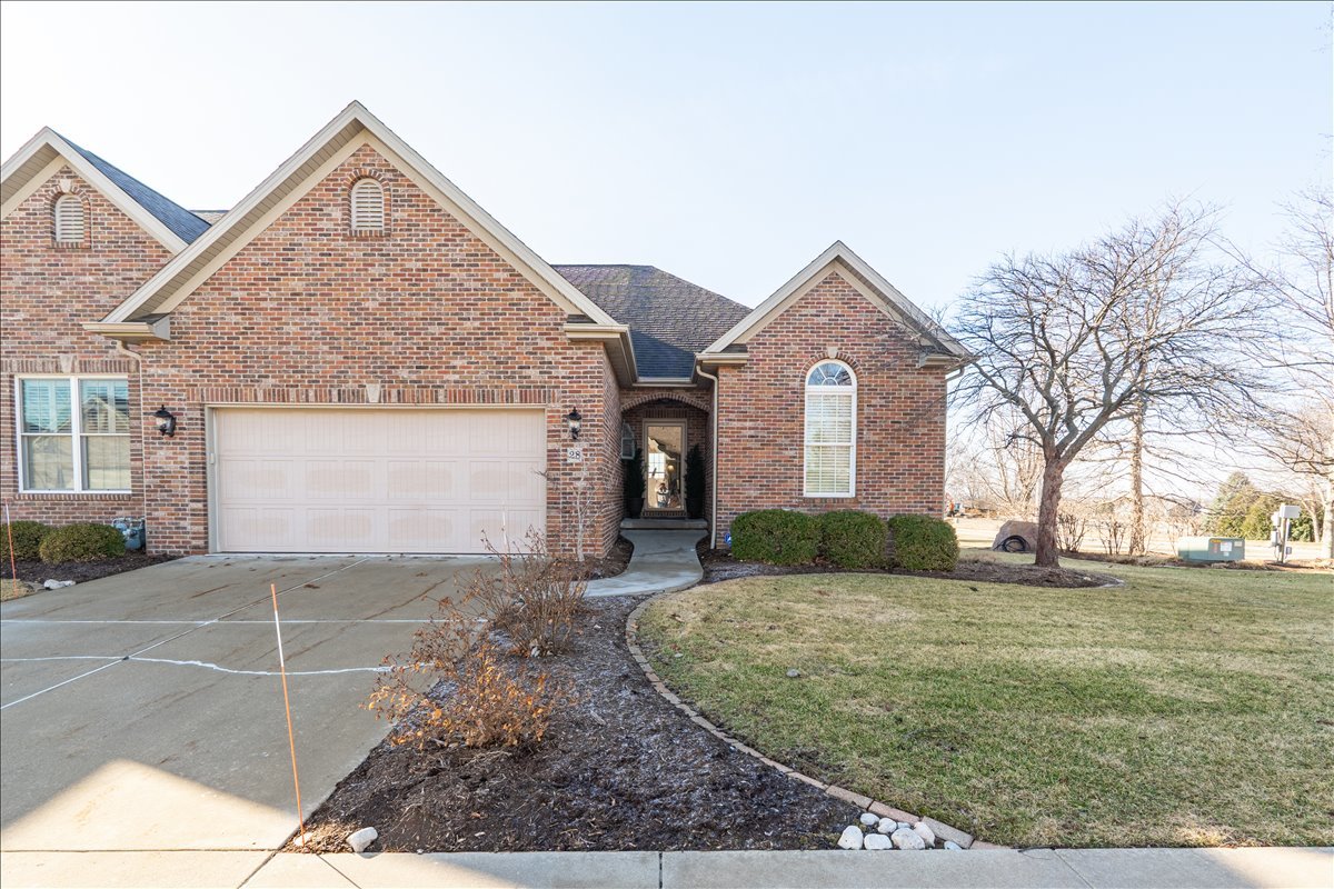 28 Prairie Vista Court, Bloomington, IL 61704