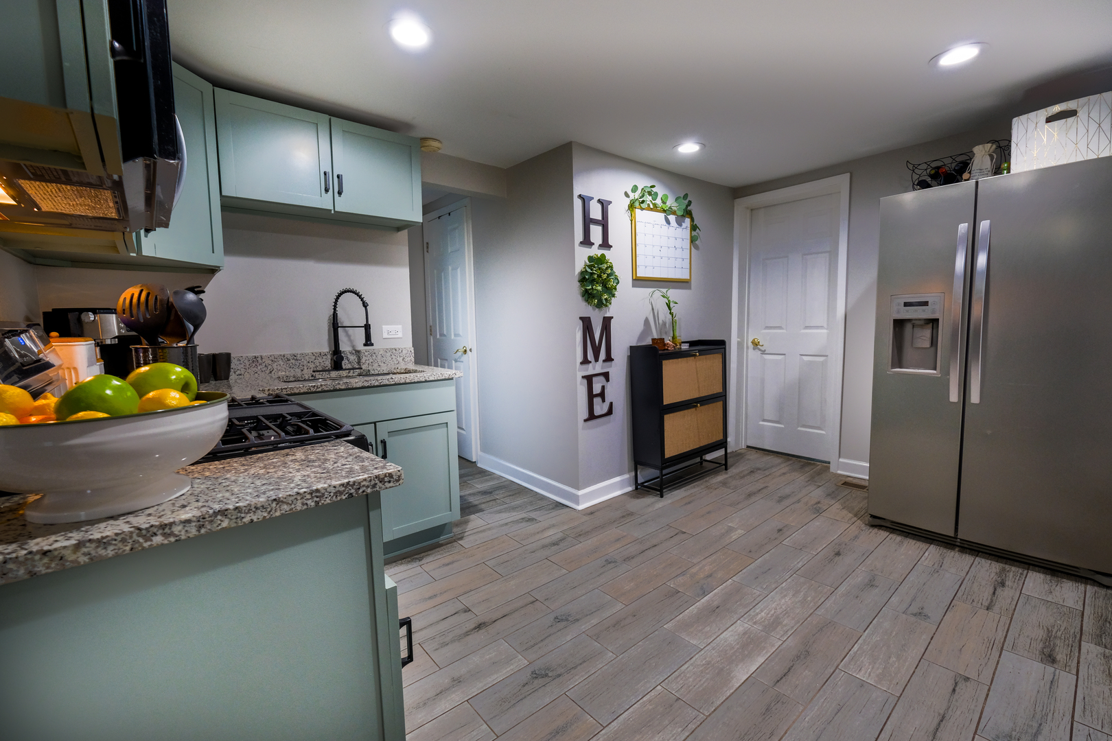 906 Grove Street, Aurora, IL 60505