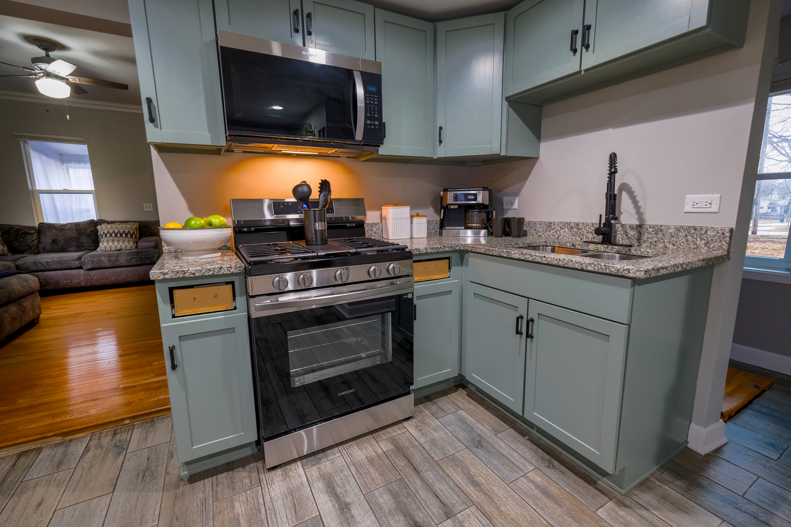 906 Grove Street, Aurora, IL 60505