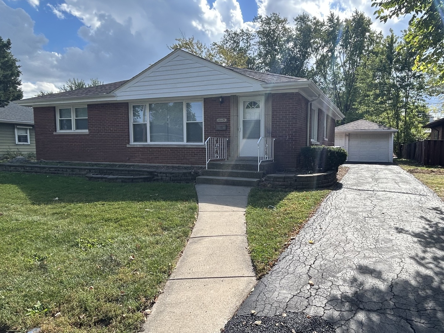 609 E 160th Place, South Holland, IL 60473