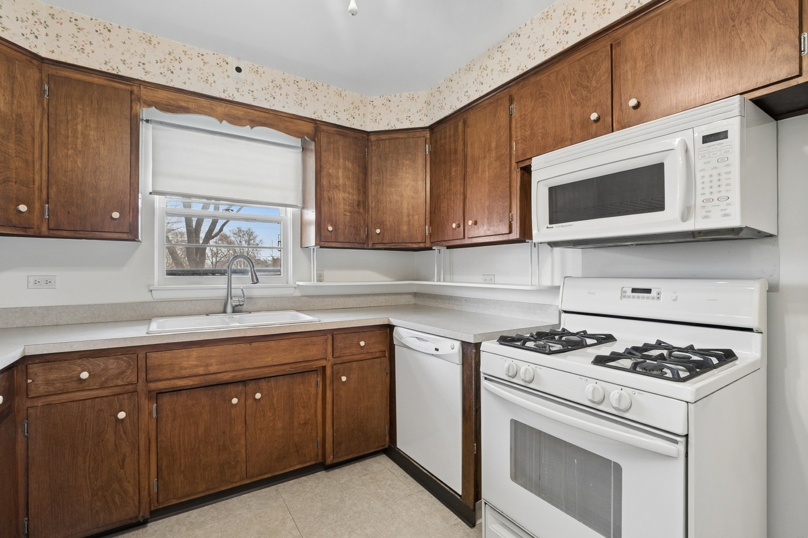 535 N McAree Road, Waukegan, IL 60085