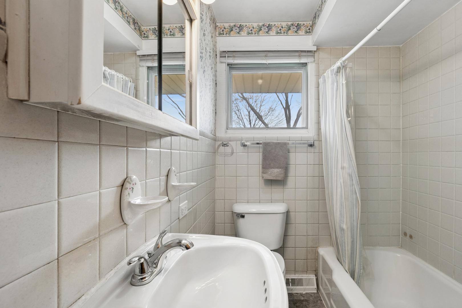 535 N McAree Road, Waukegan, IL 60085