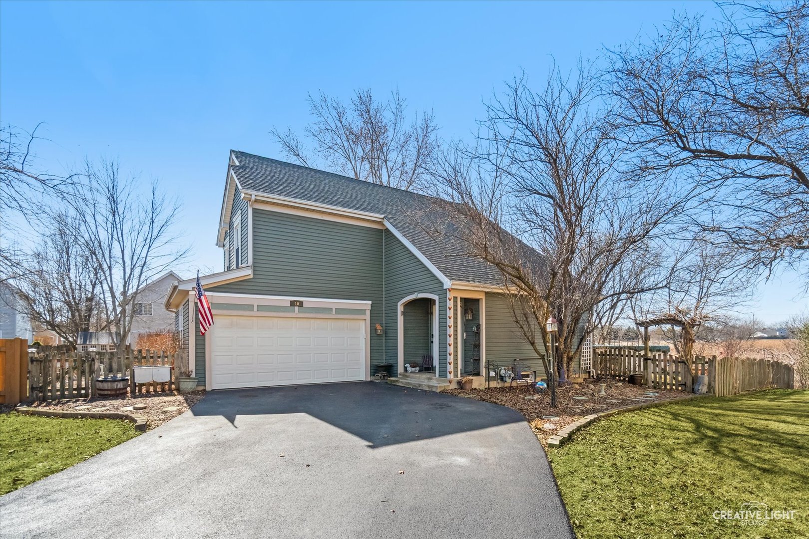 10 Farmington Court, Lake In The Hills, IL 60156