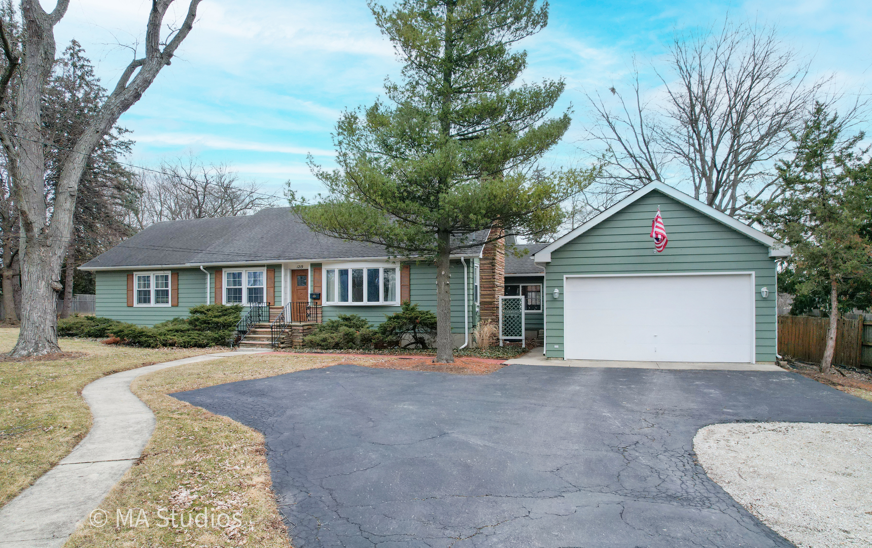 1219 Golf Lane, Wheaton, IL 60189
